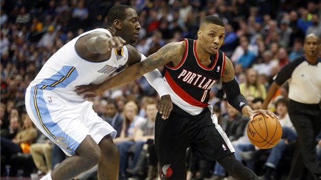 Damian Lillard (vpravo) z Portlandu vs J.J. Hickson z Denveru.