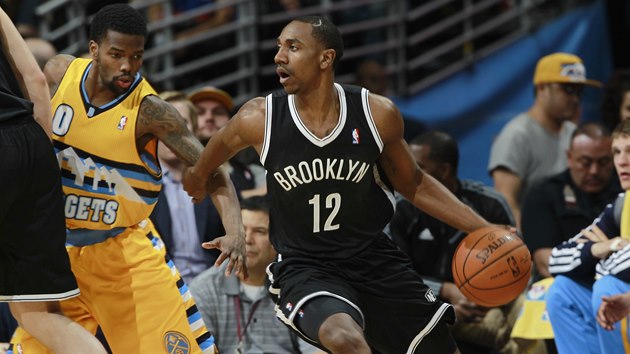 Marquis Teague z Brooklynu a jeho ukzkov dribling. Peruit akci zkou Aaron Brooks z Denveru.