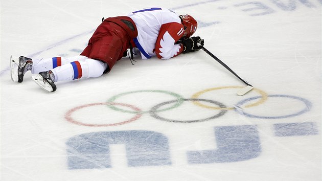 DRSAV SMUTEK. Rusk hokejista Jevgenij Malkin se tko sbr ze tvrtfinlov porky na domc olympid v Soi.