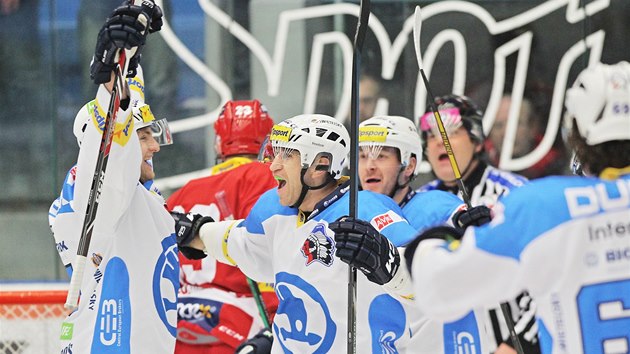 Hokejist Plzn se raduj z glu v extraligovm utkn proti Slavii.