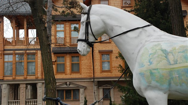 V Janukovyov rezidenci, kter se v pekladu jmenuje Meziho, jsou vude sochy zvat. Krom kon tam m jeleny i lan.