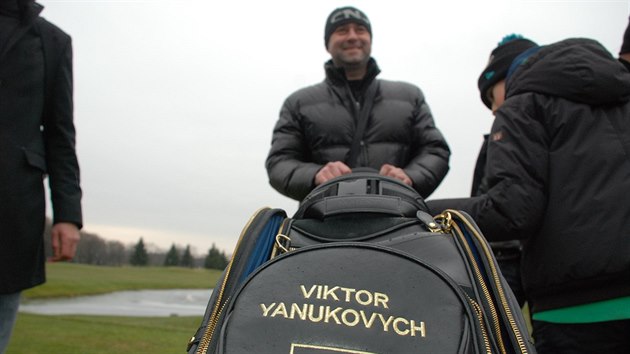 Lid si zkoueli Janukovyovy osobn golfov hole. Cel sobotn odpoledne hrli golf na jeho soukromm hiti.