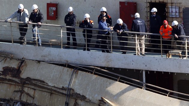 Kapitn ztroskotan lodi Francesco Schettino (bez helmy) se ve vrtek poprv od nehody vrtil na lo Costa Concordia (27. nora 2014)