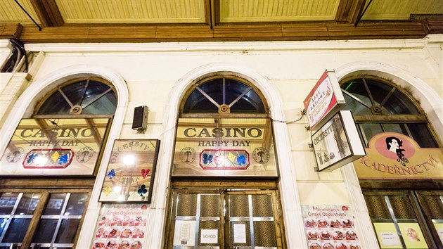V ndran hale Masarykova ndra v Praze je vstup do kasina.