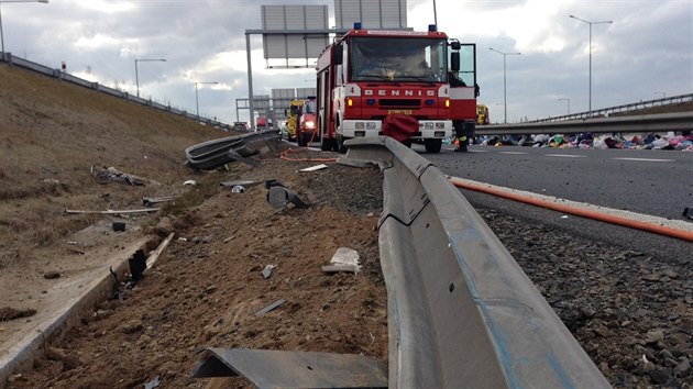Kamion pln odv se pevrtil na 76. kilometru silnice R1 u Modletic a zablokoval vjezd na dlnici D1