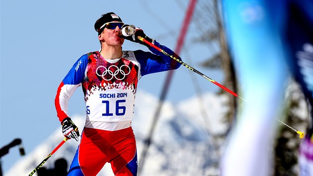 Luk Bauer se oberstvuje bhem olympijskho zvodu na 50 km s hromadnm startem.