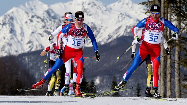 Luk Bauer (vlevo) a Ji Magl na trati olympijskho zvodu na 50 km s hromadnm startem.