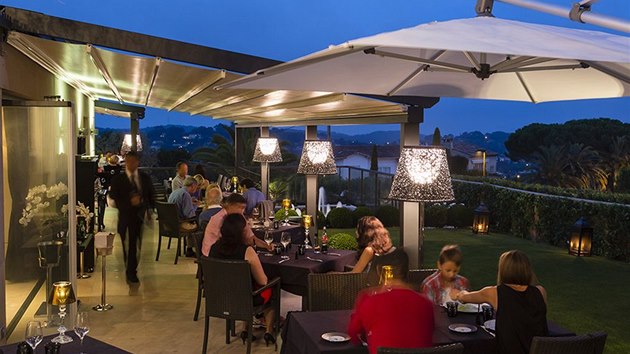 Babiova restaurace Paloma s výhledem na Cannes.