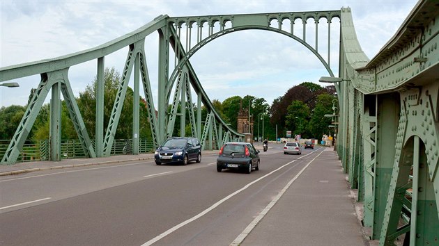 Glienickesk most v Postupimi. Pmo tady pod stednm nosnkem probhala hranice mezi zpadnm a vchodnm Nmeckem. Na tomto most se tak vymovali pioni nebo politicky nepohodln lid.