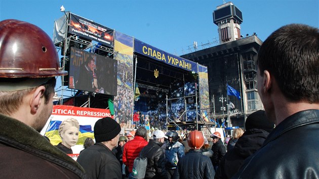 Protesty jsou organizovan, z pdia neustle zaznvaj pokyny a informace (21. nora 2014)