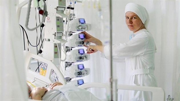 V prask nemocnici pod Petnem pracuj dv destky dovch sester. Na snmku je sestra Norberta (20. nora 2014).