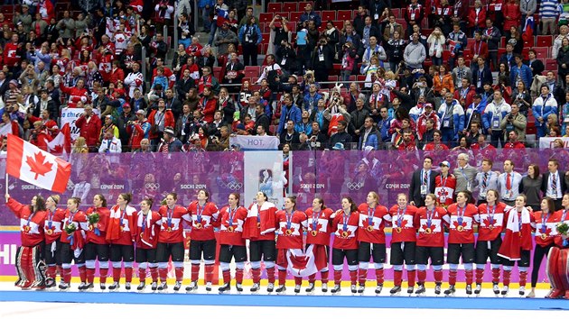 ZLAT MEDAILE. Kanadsk hokejistky potvrt za sebou zavaj euforick pocit olympijskch ampionek. (20. nora 2014)