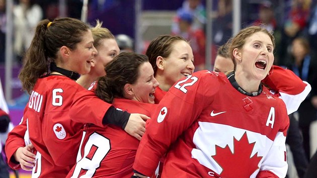 ZLAT MEDAILE. Kanaanka Hayley Wickenheiserov (vpravo) se raduje z finlovho vtzstv proti hokejistkm z USA. (20. nora 2014)