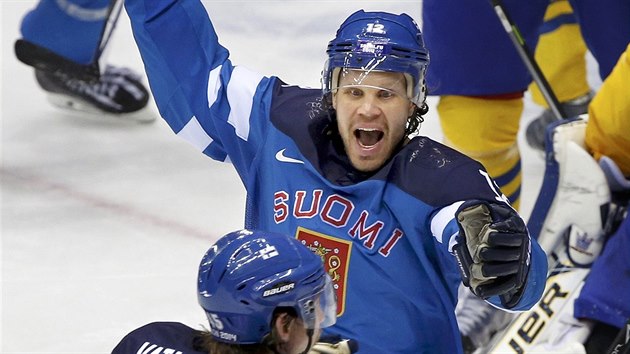 Finsk hokejov tonk Olli Jokinen se raduje z branky, kterou dostal svj tm do veden 1:0 v utkn se vdskem. (21. nora 2014)