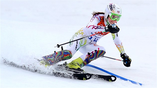 esk lyaka rka Strachov pi prvn jzd olympijskho slalomu. (21. nora 2014)