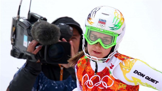 esk lyaka rka Strachov po prvn jzd olympijskho slalomu. (21. nora 2014)