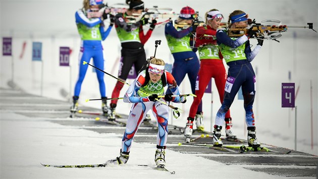 esk biatlonistka Gabriela Soukalov (vpedu) ve tafetovm zvodu na 4x6 kilometr. (21. nora 2014)