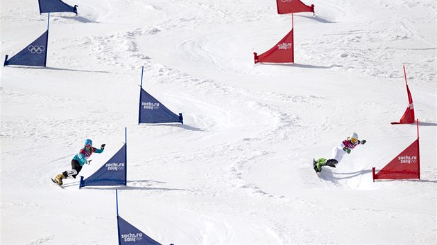 esk snowboardistka Ester Ledeck (vpravo) pi olympijsk tvrtfinlov jzd v paralelnm slalomu. (22. nora 2014)