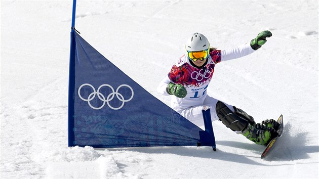 esk snowboardistka Ester Ledeck pi kvalifikan jzd v paralelnm slalomu....