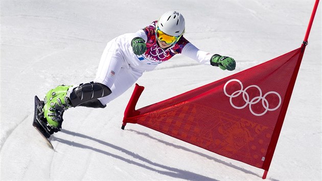 esk snowboardistka Ester Ledeck pi olympijsk tvrtfinlov jzd v paralelnm slalomu. (22. nora 2014)