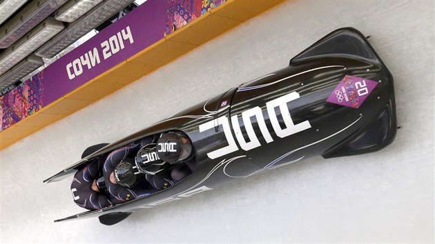 tybob USA ve sloen Steven Holcomb, Curtis Tomasevicz, Steven Langton a Christopher Fogt na trati tet olympijsk jzdy v Sanki Sliding Centre. (23. nora 2014)