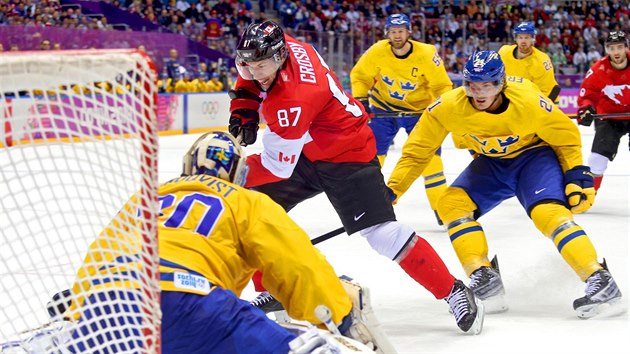 Kanadsk tonk Sidney Crosby se po samostatnm niku dostal a ped vdskho glmana Henrika Lundqvista a bekhendem zasunul puk za jeho zda. (23. nora 2014)
