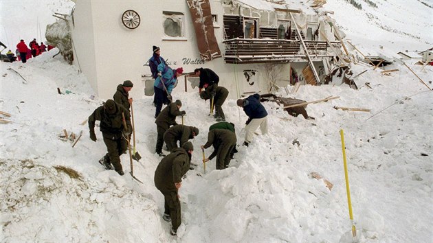 Lavina, kter zavalila rakouskou vesnici Galtr, pipravila o ivot 31 lid. (23. nora 1999)