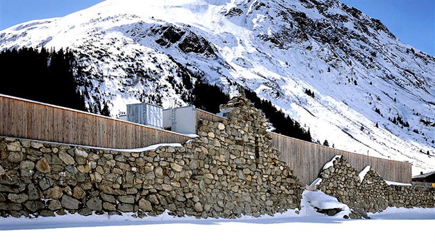 Jedna z ochrannch zd, kter chrn rakouskou vesnici Galtr ped lavinami z okolnch hor.