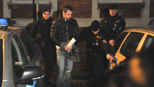 Policie pev Petra Kramnho ke karvinskmu soudu, kter rozhodoval o jeho vazebnm sthn. (20. nora 2014)