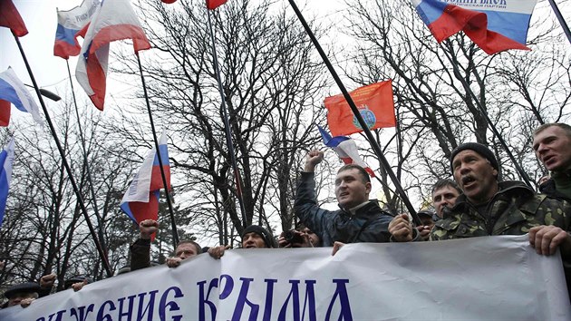 Krym je Rusko! Poloostrov zav siln demonstrace na podporu prorusky smlejcch politik. A tak protesty mstnch Tatar - ale tch je mn. Ti ptiny obyvatel Krymu jsou etnit Rusov.