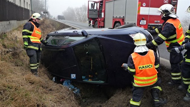 Na eskolipsku dolo k nehod nklaku a osobnho auta. To po srce skonilo v pkopu.