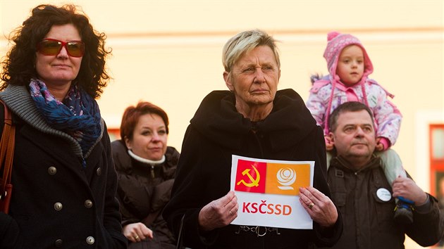 Demonstrace proti komunistm v rad kraje u Krajskho adu v Hradci Krlov. (25. 2. 2014)