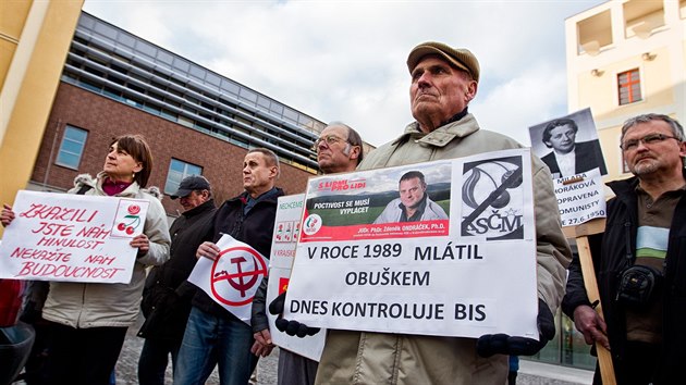 Demonstrace proti komunistm v rad kraje u Krajskho adu v Hradci Krlov. (25. 2. 2014)
