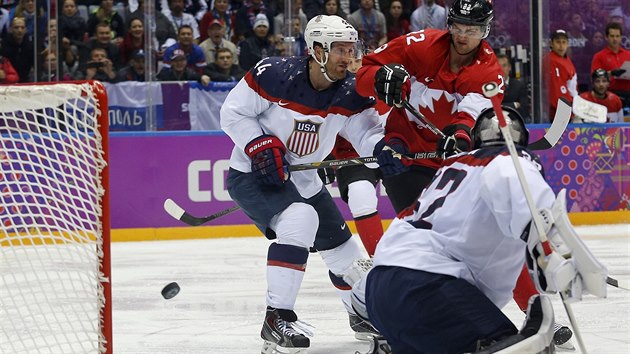 GÓL. Jamie Benn stílí gól Kanady do sít USA v semifinále olympiády.