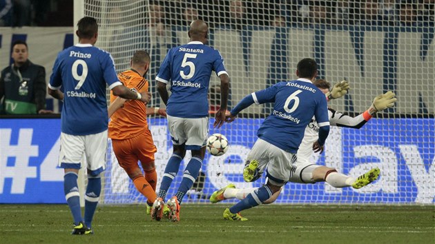 SKOK NA DRUHOU STRANU. Karim Benzema z Realu Madrid (druh zleva) stl gl do branky Schalke 04 v utkn Ligy mistr.