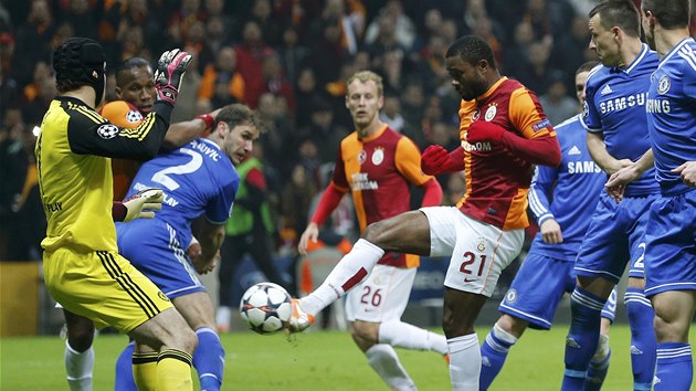 NEPOVEDEN VYBHNUT. Aurelien Chedjou z Galatasaray Istanbul stl gl Petru echovi z Chelsea v zpase osmifinle Ligy mistr.