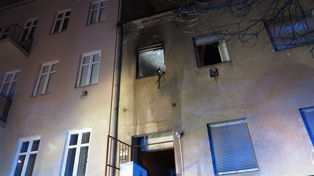 V Brn v ulici Spka hoel v noci na sobotu bytov dm, hasii s policisty museli kvli poru evakuovat devt lid. (22. nora 2014)