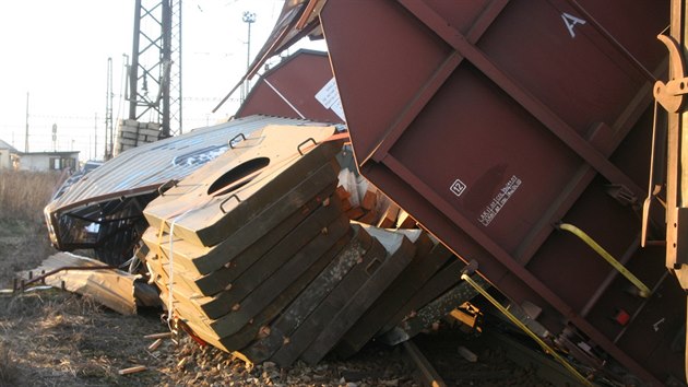 V eleznin stanici Nymburk v sobotu odpoledne vykolejily ti posledn vozy nkladnho vlaku a zkomplikovaly tak provoz na trati. (22. nora 2014)
