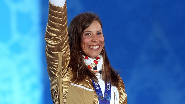 Eva Samkov se raduje z vtzstv ze zlat medaile v snowboardkrosu.