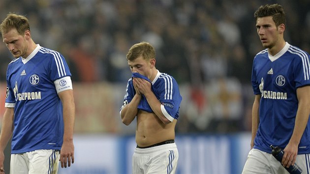 Benedikt Hwedes (vlevo), Max Meyer a Leon Goretzka po estiglovm vprasku od Realu Madrid v prvnm osmifinle Ligy mistr.