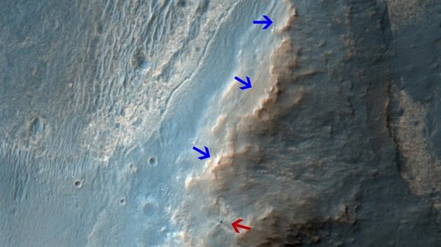 Snmek z paluby druice Mars Reconnaissance Orbiter pozen 14. nora 2014. erven ipka oznauje polohu voztka Opportunity, modr ukazuj msta, kde se na snmku podailo najt stopy jeho kol na povrchu.