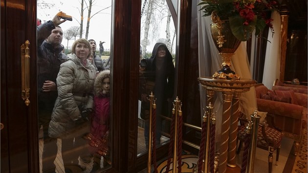 Netradin exkurze nepilkala do Meyhirji jen fotoreportry svtovch mdi, ale i ukrajinsk rodiny s dtmi. Vichni se chtli podvat, jak si prezident Janukovy a do svho tku il.