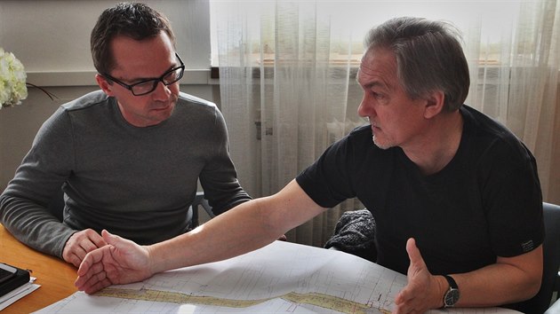 David Machek (vlevo) a architekt Jaromr Walter debatuj nad projektem opravy tdy Mru.