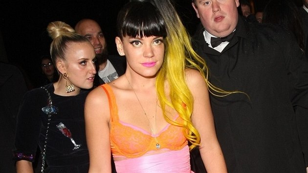 Lily Allen se na party po cench pevlkla do extravagantnjho modelu s podprsenkou navrch.