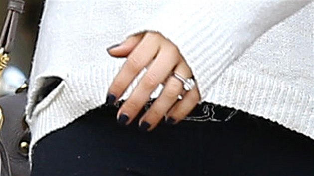 Mila Kunisov nos zsnubn prsten.