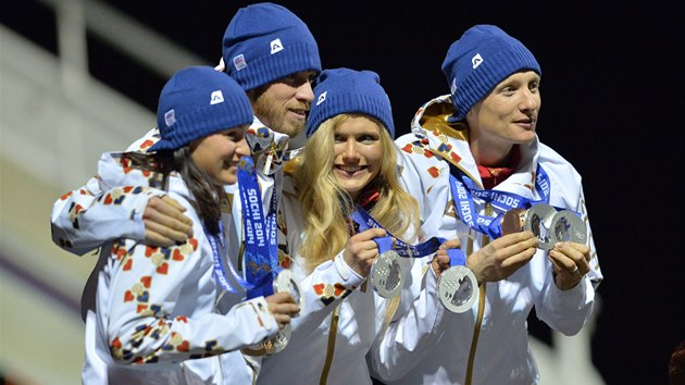 ZPTKY ZE SOI. Biatlonist Veronika Vtkov, Jaroslav Soukup, Gabriela Soukalov a Ondej Moravec po pletu do Prahy. 