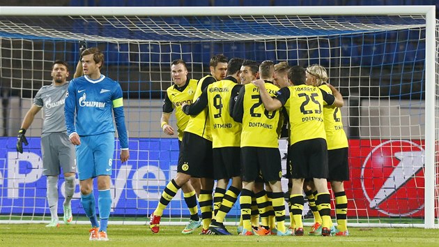 Radost fotbalist Borussie Dortmund v utkn proti Zenitu Petrohrad. 