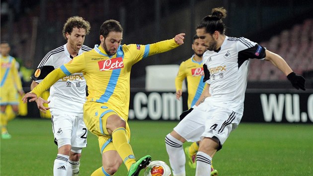 Gonzalo Higuan (vlevo) z Neapole Chico ze Swansea bojuj o m. 