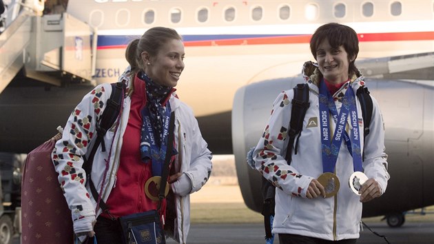 Olympijsk vtzky Eva Samkov (vlevo) a Martina Sblkov vystupuj  z letadla po pletu prvn sti esk vpravy z olympijskch her v Soi.