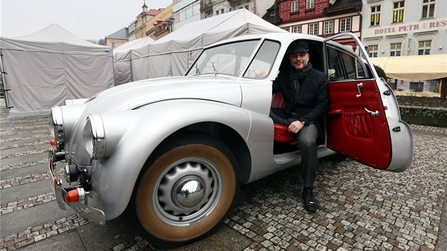 Generln editel spolenosti Karlovarsk minerln vody Alessandro Pasquale v roli idie (svho) vozu Tatra 87.